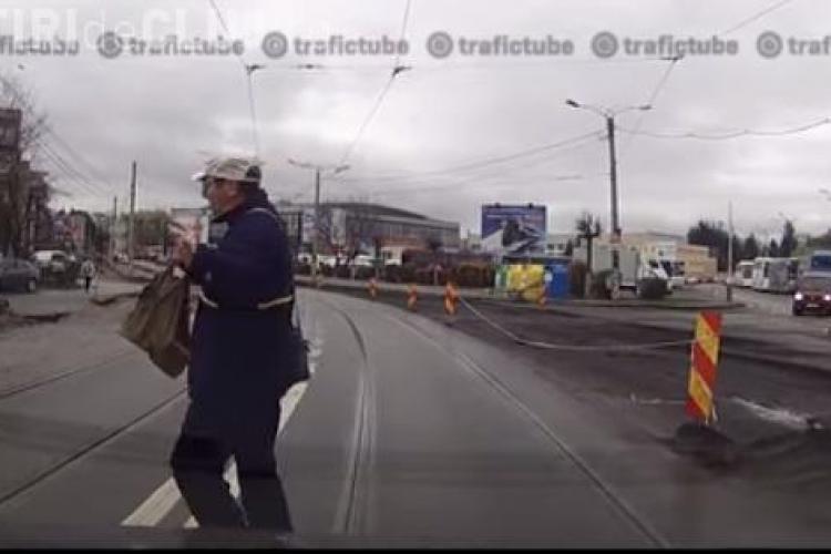 Pieton aproape să fie făcut praf la Cluj. S-a aruncat în fața mașinii fără să se asigure VIDEO