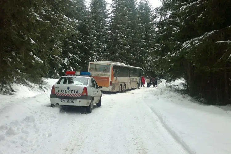 Misiune de salvare la Beliș! Peste 60 de elevi au rămas înzăpeziți FOTO