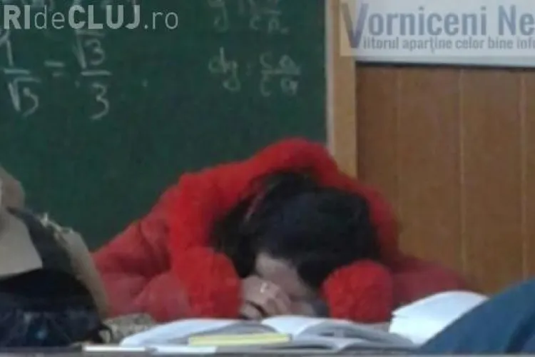 Profesoara de matematică a adormit cu capul pe catedră - FOTO 