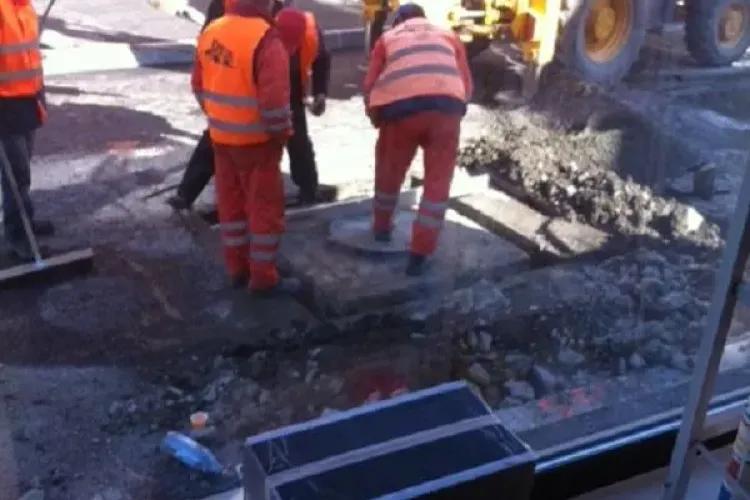 FOTO - La Cluj-Napoca se montează canalele pe borduri. Din acest motiv probabil nici nu REZISTĂ 