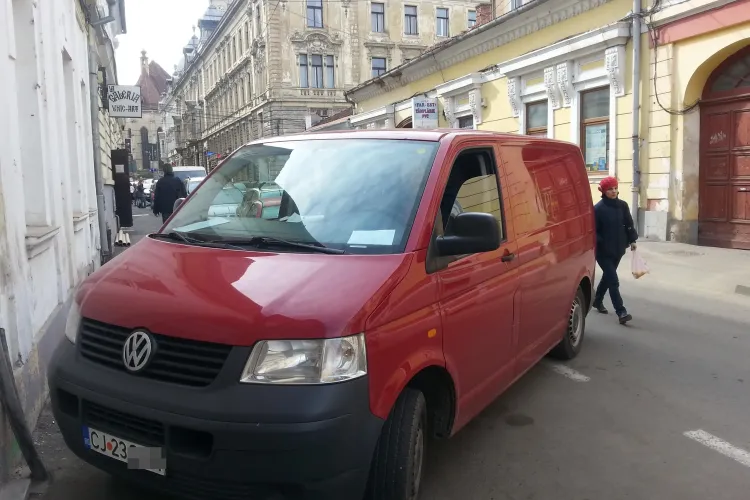 Doamne FEREȘTE! Cum a parcat șoferul unui restaurant din Cluj - FOTO