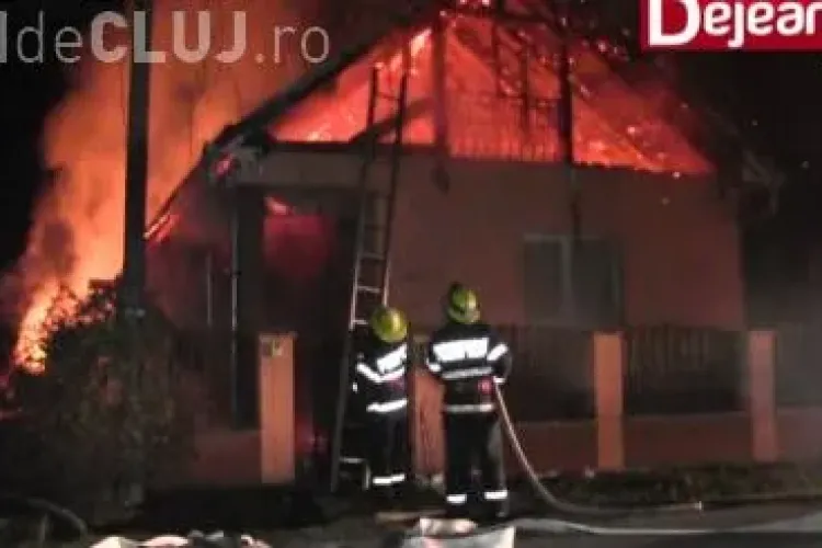 O clujeancă a rămas în stradă după ce casa i-a fost mistuită de flăcări. Aproape a fost strivită de grinzi VIDEO
