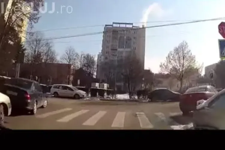 La Cluj și trecerile de pietoni sunt ”locuri de parcare”. Cum își lasă unii șoferi mașinile VIDEO