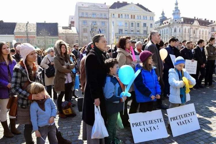 Peste 2.000 de oameni la marșul pentru viață de la Cluj FOTO