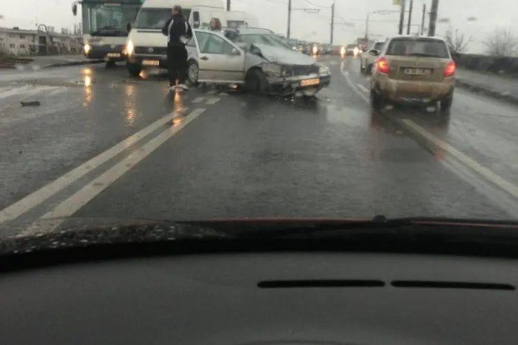 Accident pe podul IRA! O mașină s-a făcut PRAF - FOTO