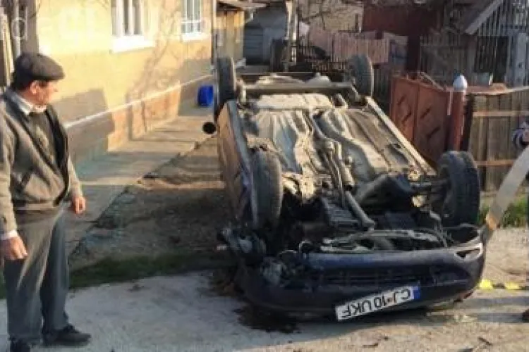 O clujeancă a ajuns la spital, alături de fiica de 3 ani, după ce a făcut accident. S-a răsturnat cu mașina în fața unei case FOTO