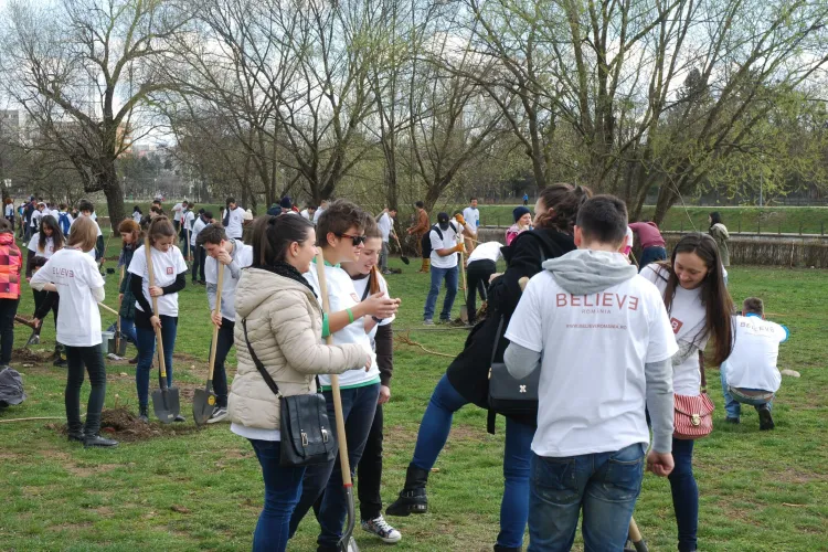 Peste 200 de copaci plantați în weekend la Cluj de tinerii creștini. Se vor planta 10.000 în tot anul