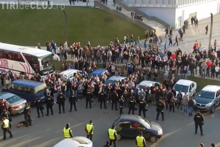 Scandal la U Cluj! Suporterii s-au adunat în fața stadionului: ”Dacă ne băgați în B, vă rupem picioarele” - VIDEO