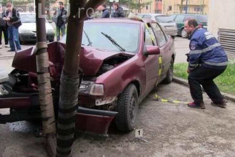 Un adolescent, de 15 ani, din Dej a furat o mașină de pe stradă și a făcut accident VIDEO