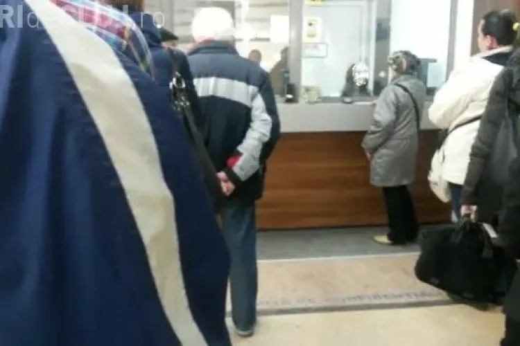 Mai mulți clujeni așteaptă neputincioși la coadă să-și plătească factura la Electrica. S-au blocat calculatoarele și nimeni nu le zice nimic VIDEO