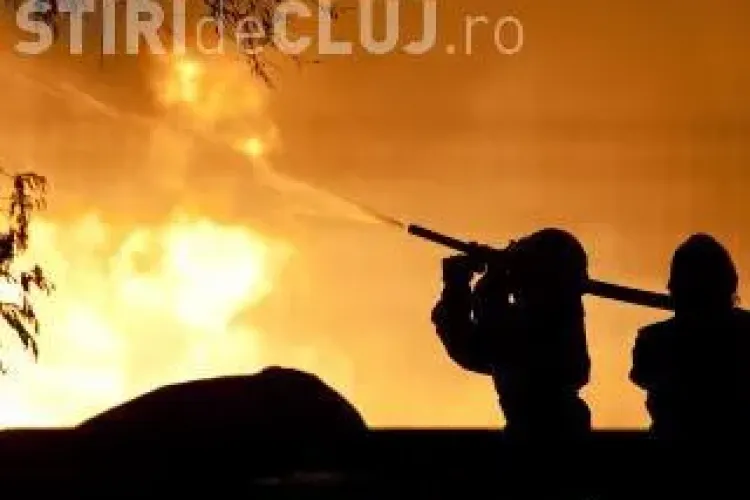 Incendiu la Jucu! O casă și un magazin au luat foc