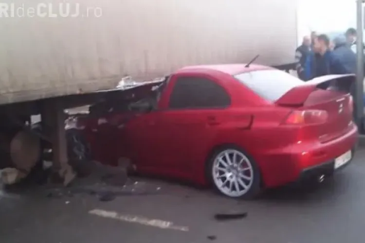 Accident în Gilău! A intrat cu mașina sub un TIR