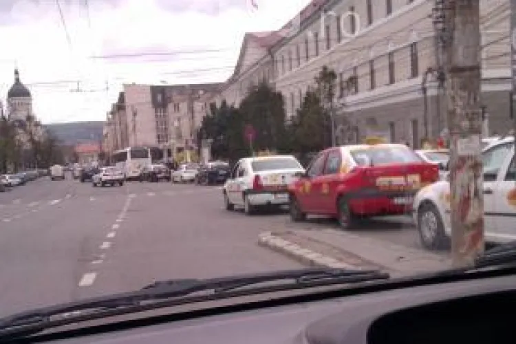 Șoferi nemulțumiți de traficul de dimineață din centrul Clujului: Un echipaj de poliție să gestioneze traficul