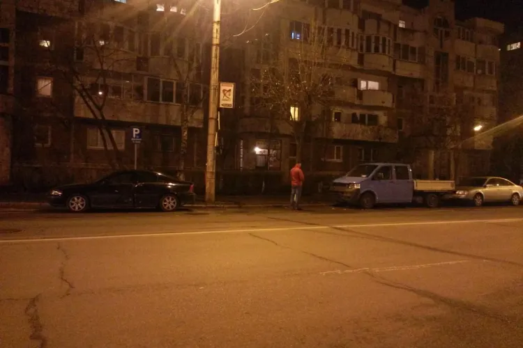 Accident pe Nicolae Titulescu! Un Jeep din Satu Mare a lovit două mașini și a STRIVIT un pieton - FOTO