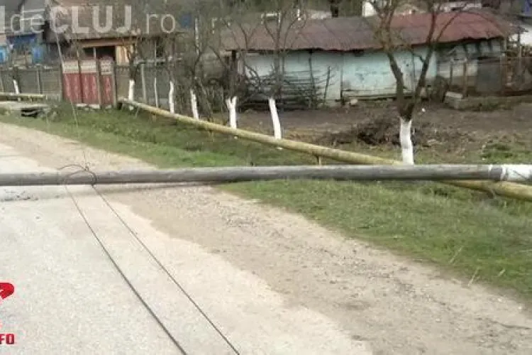 Vântul a făcut ravagii la Cluj. Mai mulți stâlpi de telecomunicații au fost dărâmați într-o localitate VIDEO