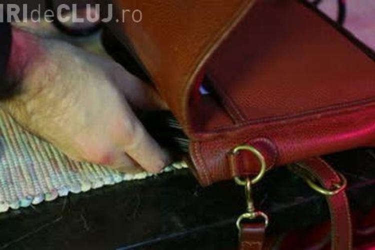 Hoț prins cu mâna în geanta unei femei, în autobuz, la Cluj. Infractorul a fost oprit de călători