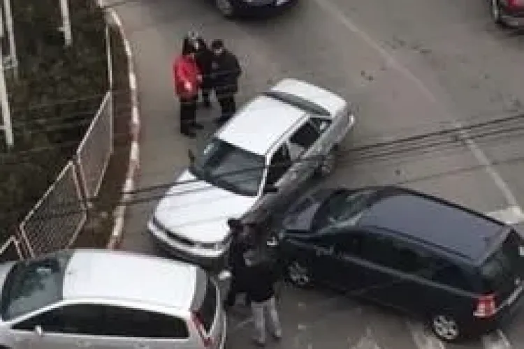 Accident în Piața Abator, lângă LukOil! Trei mașini s-au LOVIT - VIDEO