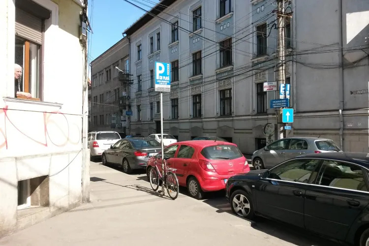 A parcat sfidător pe trecerea de pietoni. O pensionară a sunat la Poliţie. Ce a URMAT - FOTO