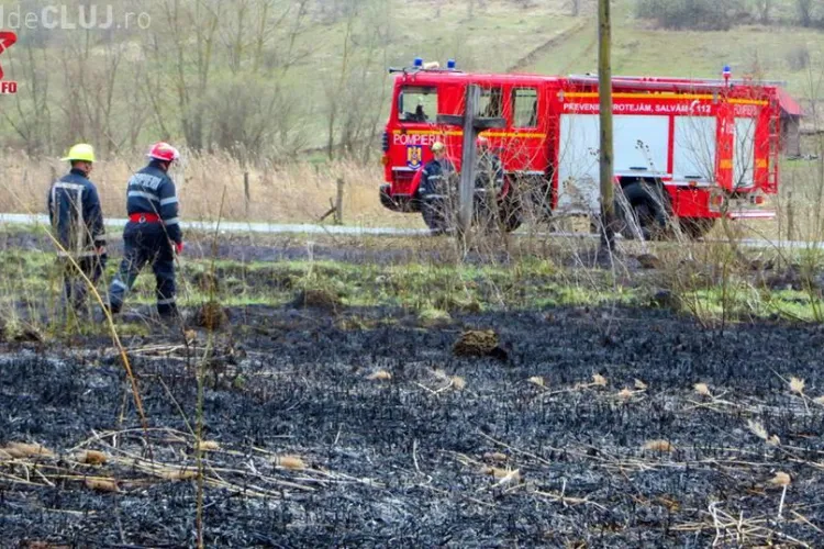 Incendiu de vegetație la Fizeșu Gherlii. Pompierii au ajuns înainte să apuce să se extindă la pădure