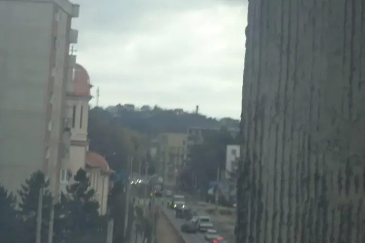 O mașină a căzut de pe acostamentul liniei de tramvai lângă Sala Sporturilor - FOTO