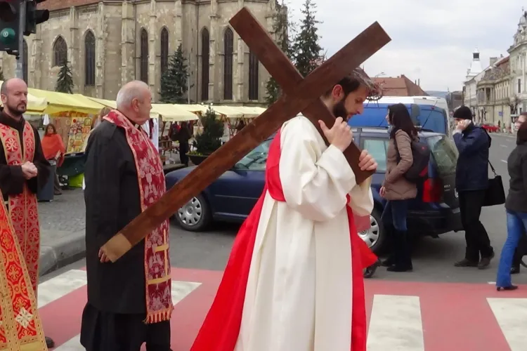 Drumul Crucii, refăcut la Cluj-Napoca! Peste 100 de credincioși au ieșit în Piața Uniri FOTO VIDEO