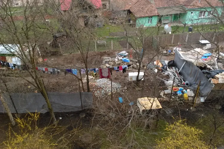 O șatră de romi a pus stăpânire pe un teren de pe Aleea Bâlea, din Mănăștur - FOTO
