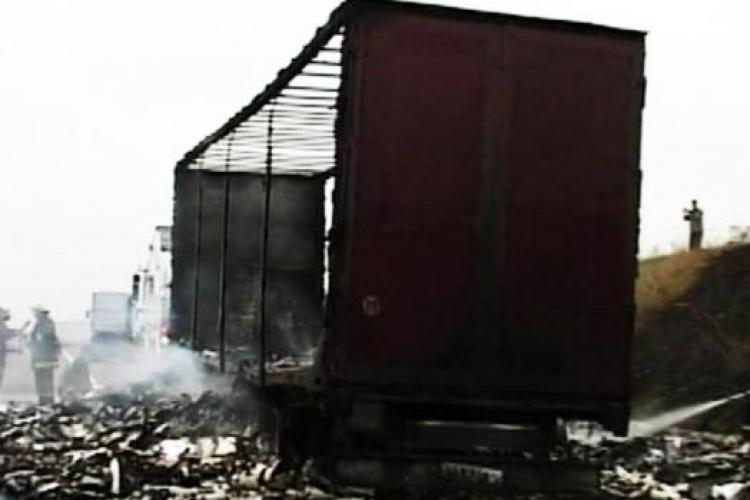 Un TIR a luat foc la Cluj. Încărcătura cu vopsea a explodat pe șosea