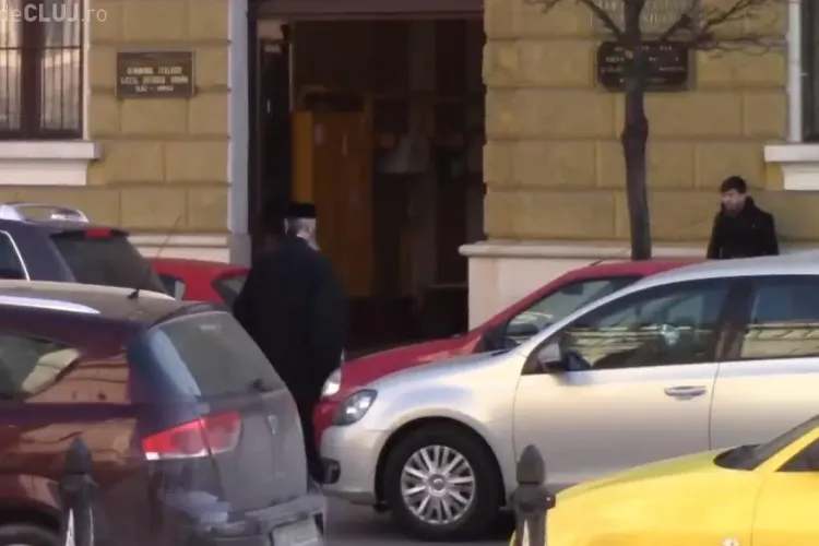 Preot de RANG înalt, luat peste picior de un clujean. O fată i-a pupat mâna, iar BRAVO l-a ironizat - VIDEO