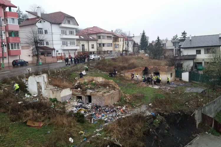 Familie de rromi, evacuată cu scandal la Cluj FOTO