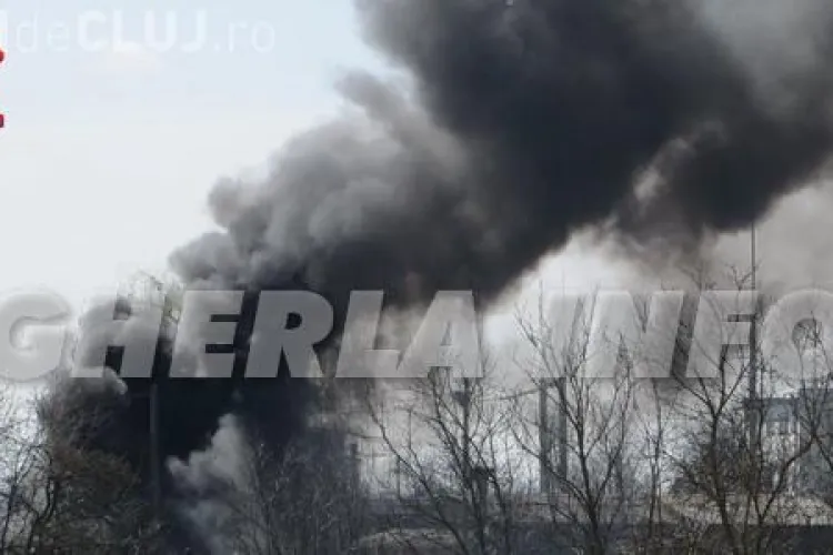 Incendiu la Uzina Electrică din Gherla. Fumul a acoperit orașul VIDEO