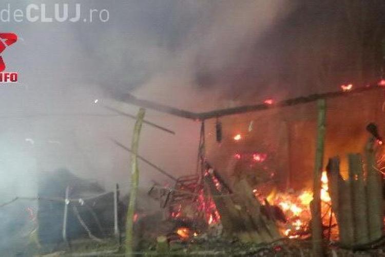 Incendiu la o cabană din Fizeșu Gherlii. Pompierii au urcat pe jos până la imobil VIDEO