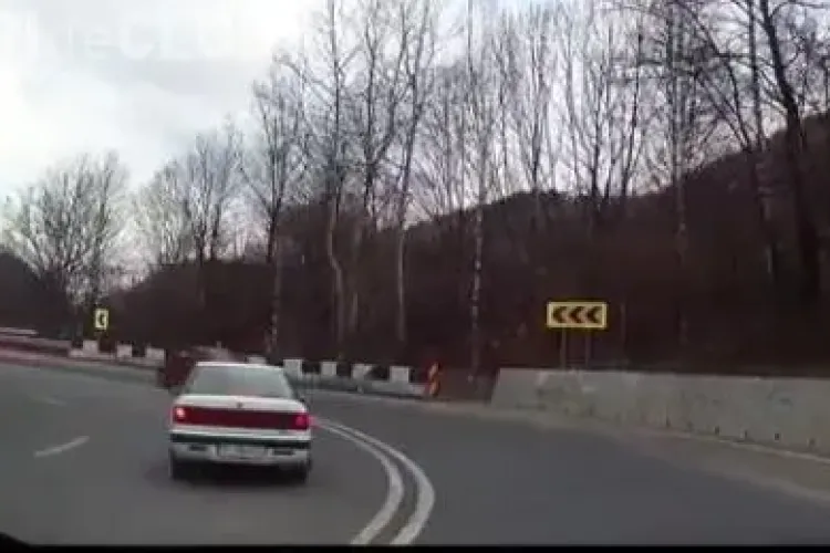 Șofer inconștient prins pe cameră la Cluj. A intrat în depășire și a tăiat o curbă periculoasă VIDEO