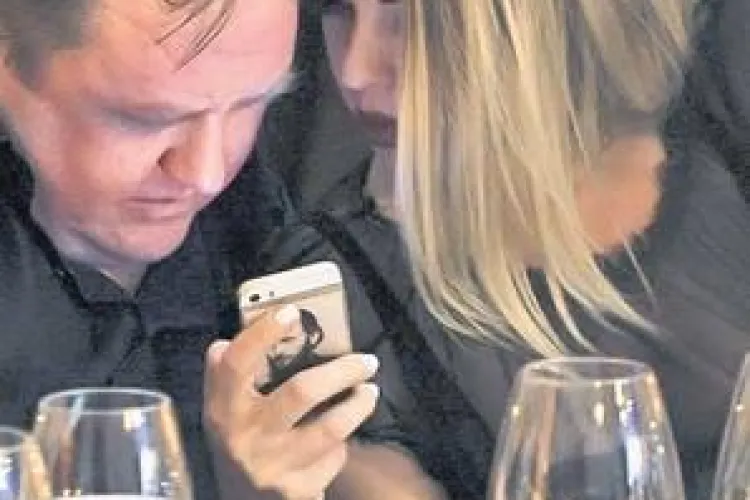 Frumoasa Roxana Nemeș și-a personalizat telefonul cu poza lui Arsenie Boca - FOTO