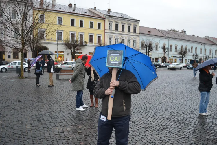 Protestatarul cu tabletă a ieșit în stradă la Cluj: Ponta și ai lui de cred proști - VIDEO