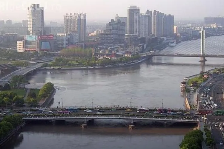 DILEMĂ! Fosta iubită şi actuala prietenă s-au aruncat în râu. Pe cine a salvat bărbatul