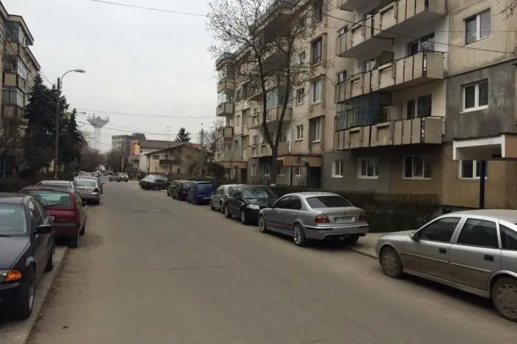 Clujenii de pe strada Rovine, amenințați că li se ridică mașinile. Cum comentați? - FOTO
