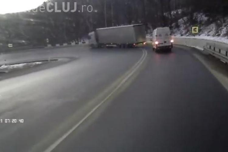 Depășire inconștientă pe un drum din Cluj, pe un drum șerpuit - VIDEO