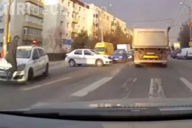 Clujean lovit de un taximetrist în Gheorgheni! S-a urcat cu mașina peste om pe trecerea de pietoni VIDEO