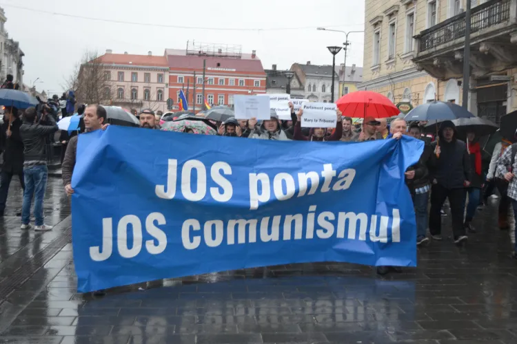 Protestul ANTI Șova de la Cluj s-a transformat în ANTI Ponta: Ponta nu uita o să mergi la DNA - VIDEO și FOTO
