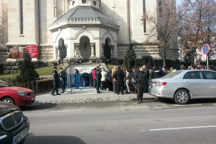 Îmbulzeală la Catedrala din Cluj-Napoca. Credincioșii au venit la moaște. Azi e sărbătorit și ÎPS Andrei