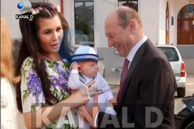 Elena Băsescu a purtat o rochie de 1000 de euro la botezul fiului ei - FOTO