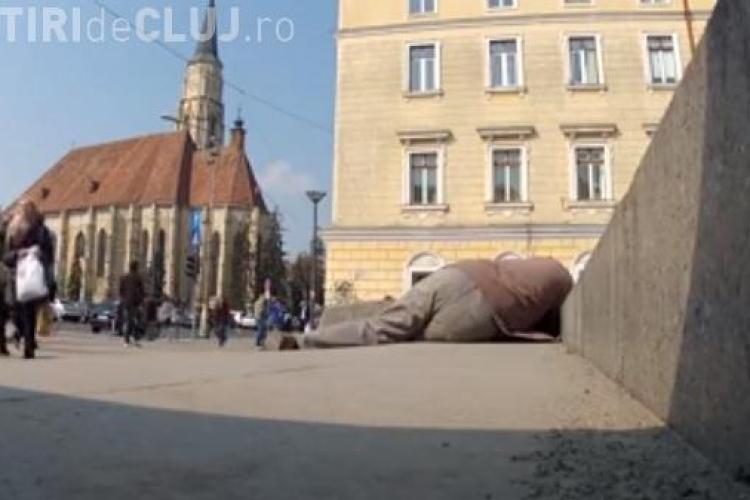 Om căzut pe stradă în centrul Clujului. Câți s-au oprit să îl ajute - EXPERIMENT VIDEO