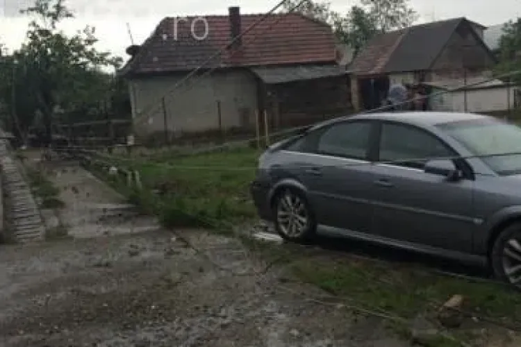 Tineri teribiliști au rupt un stâlp de electricitate cu mașina la Cluj. Au blocat traficul FOTO