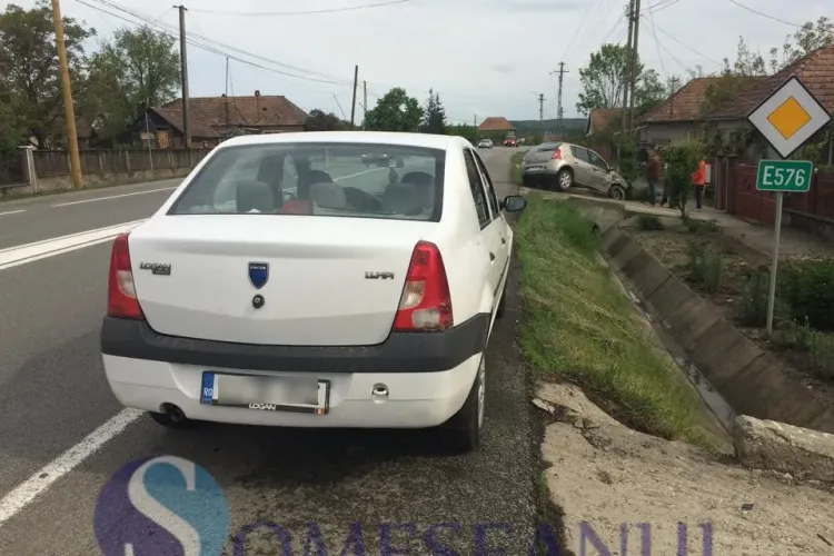 Ghinion pentru o familie de clujeni, înainte de a-și începe concediul. Au ajuns cu mașina într-un cap de pod din cauza unui șofer neatent 