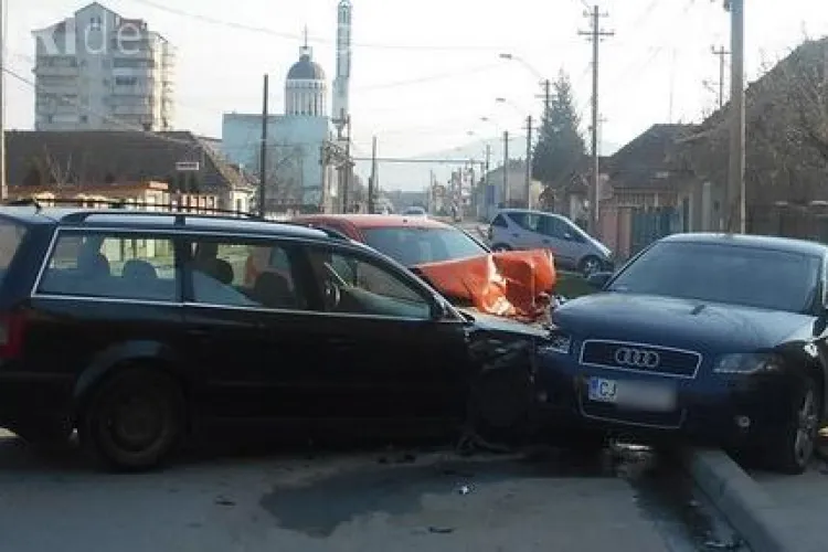 Trei mașini s-au ciocnit la Gherla pe o stradă slab circulată, dimineața la 8.30 - VIDEO