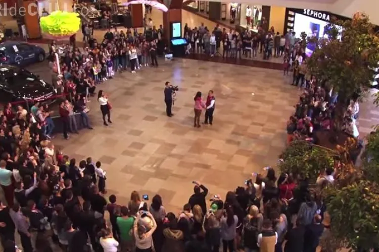 VIDEO complet cu cererea în căsătorie de la Iulius Mall - VIDEO