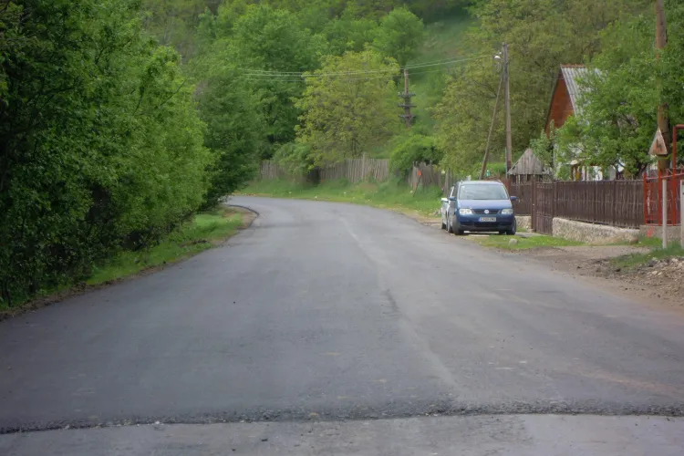 Se asfaltează DJ 107 N - Băişoara - Valea Ierii