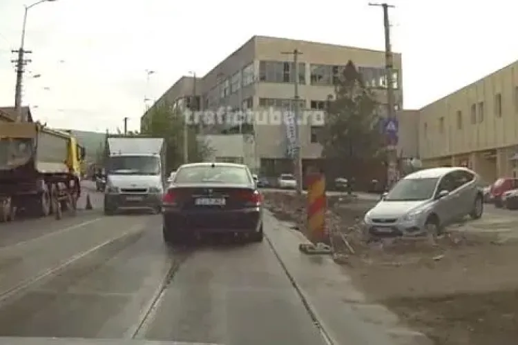 Șanțurile de lângă linia de tramvai, capcane pentru șoferi - VIDEO