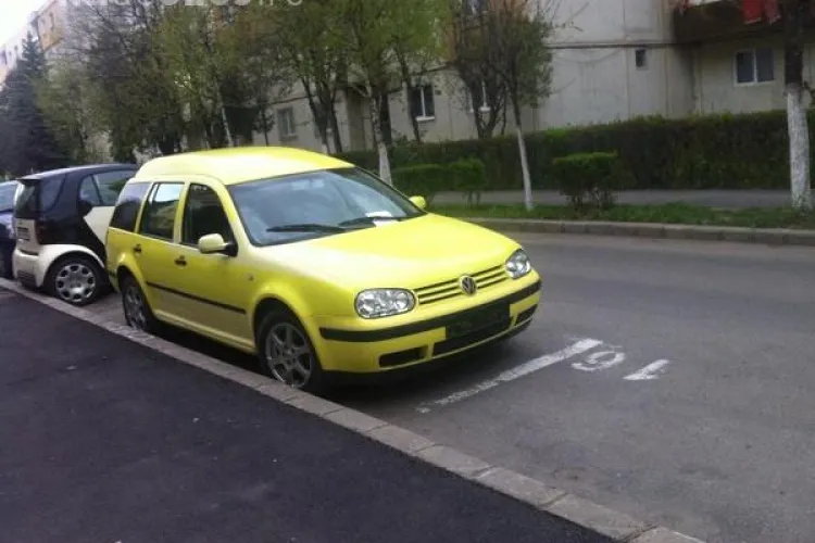 Un clujean își găsește în fiecare zi locul de parcare ocupat, iar Poliția Locală nu face nimic FOTO/ UPDATE Ce spune proprietarul mașinii