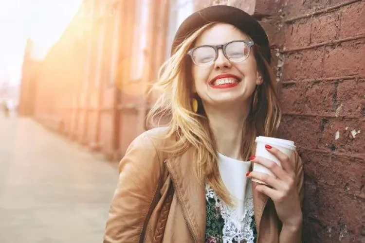 Cum să ascunzi firele albe de păr. Folosește trucul cu cafea